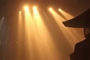 剧集《霓虹之下》夜色中的街道路牌